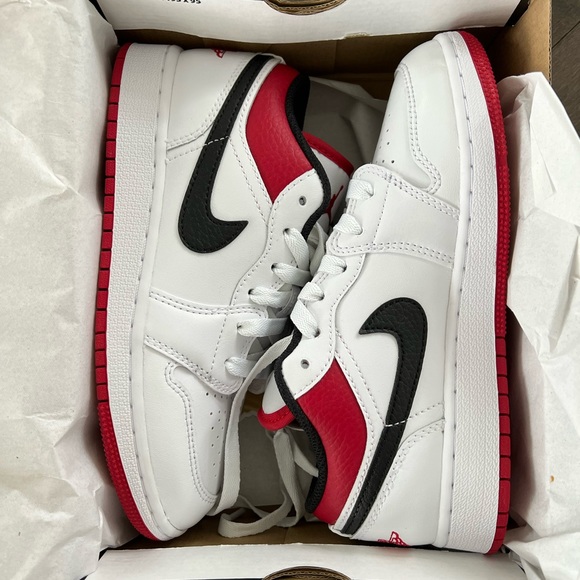 Selling brand new Nike shoes